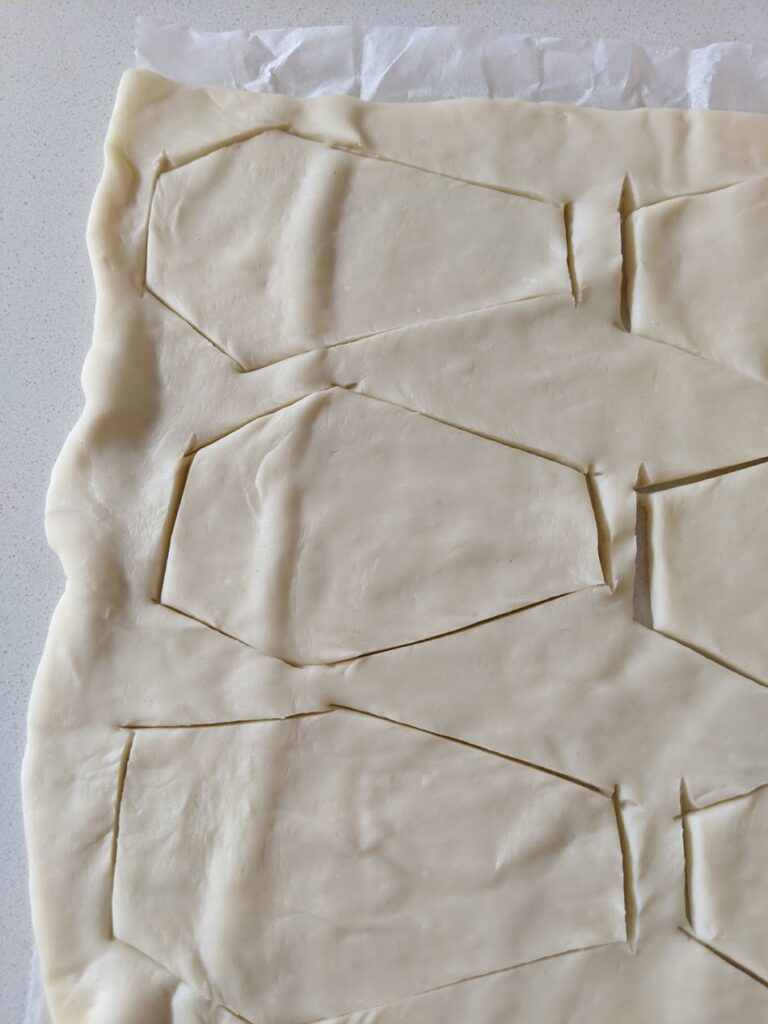 This image has an empty alt attribute; its file name is Halloween_Feuilletés_1-768x1024.jpg