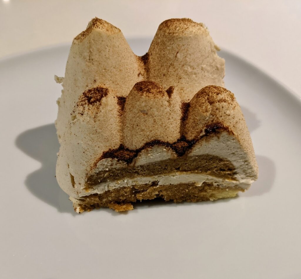 This image has an empty alt attribute; its file name is Büche_Tiramisu_9-1024x948.jpg